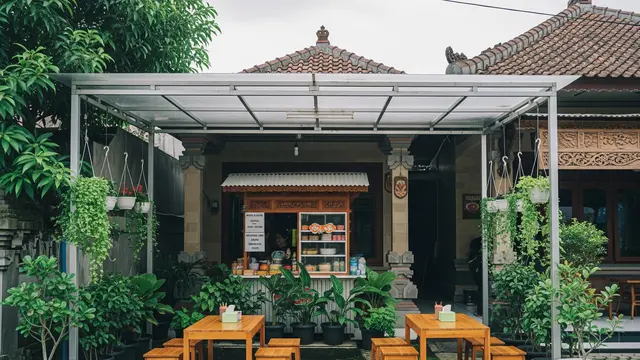 Warung dengan Kanopi dan Tanaman Hias