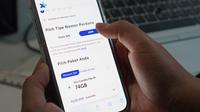 Mengaktifkan kartu ESIM XL Axiata di iPhone (Foto: Corpcomm XL Axiata).