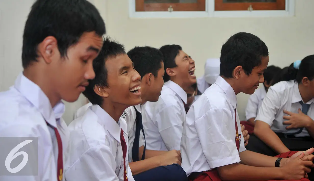 Sejumlah Siswa berkebutuhan khusus melakukan aktifitas di Panti Sosial Bina Netra Cahaya Bathin, Jakarta, Selasa (2/2). Bus diluncurkan untuk mempermudah pelajar penyandang disabilitas pergi ke sekolah. (Liputan6.com/Gempur M Surya)