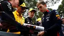 Pembalap F1 Red Bull, Pierre Gasly menandatangani tanda tangan untuk penggemar saat tiba di Sirkuit Melbourne Grand Prix di Melbourne, Jumat (15/3). (Reuters/Edgar Su)