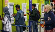 Calon penumpang melakukan pencetakan tiket kereta di Stasiun Gambir, Jakarta, Minggu (26/2/2023). Dengan kebijakan H-45 tersebut, diharapkan masyarakat dapat lebih leluasa merencanakan perjalanan pada momen arus mudik Lebaran. (Liputan6.com/Faizal Fanani)