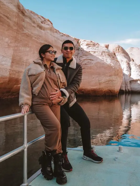 Jumpsuit cokelat dan jaket fleece warna senada lengkap dengan combat boots-nya (Foto: Instagram @nikitawillyofficial94)