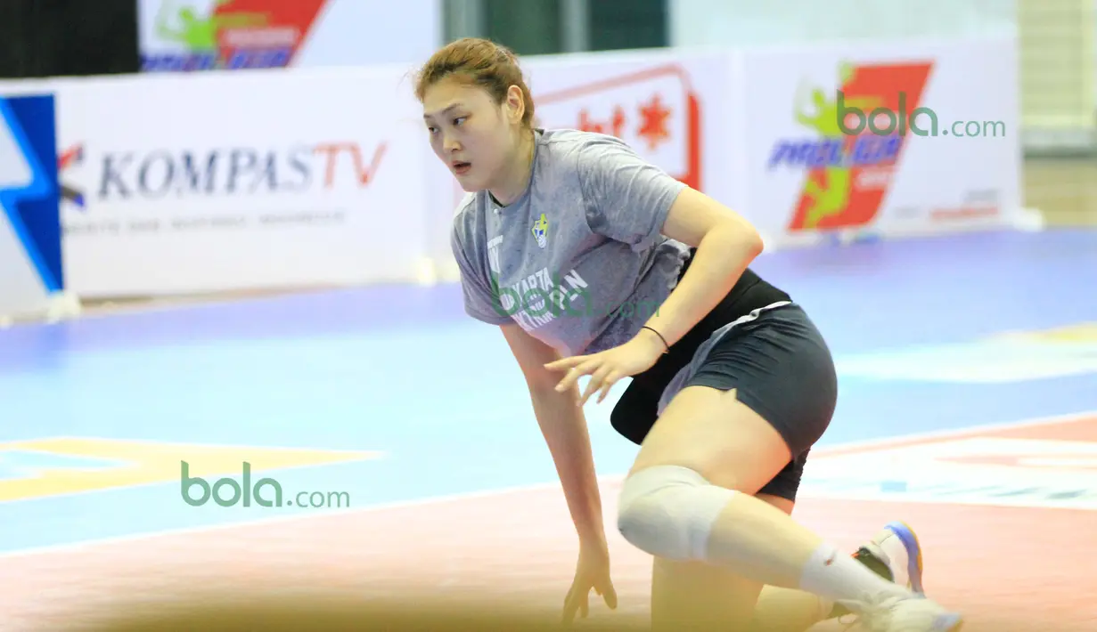 Pemain Timnas China, Wang Yimei jatuh bangun saat berlatih bersama  Jakarta Elektrik PLN pada Proliga 2016. (Bola.com/Nicklas Hanoatubun)