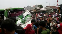 Kecelakaan di perlintasan kereta Cibitung melibatkan bus Po Haryanto dan KA Menoreh serta sepeda motor. 