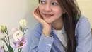 Selain kemeja polos, Amelia yang juga bekerja di SBS TV Korea ini suka dengan kemeja bermotif. Kesan nyaman dan formal tetap didapatkan untuk memenuhi unggahan fotonya di Instagram.  (Liputan6.com/IG/@amelia_tantono).