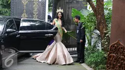 Miss Grand International 2016, Ariska Putri Pertiwi tiba di kawasan Menteng, Jakarta, Senin (21/11). Selain juara Miss Grand International 2016, Ariska juga menyabet The Best National Costume. (Liputan6.com/Herman Zakharia)