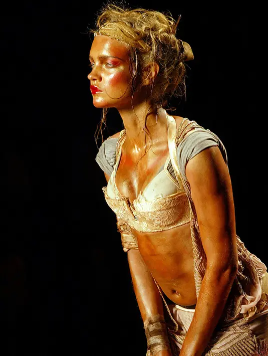 Model Rusia, Natalia Vodianova memakai busana karya desainer Inggris John Galliano, Paris (10/07/2002). Saat usianya 15 tahun ia bertemu seorang pencari bakat yang melihat Vodianova berpotensi jadi model (AFP Photo/Jean-Pierre Muller)