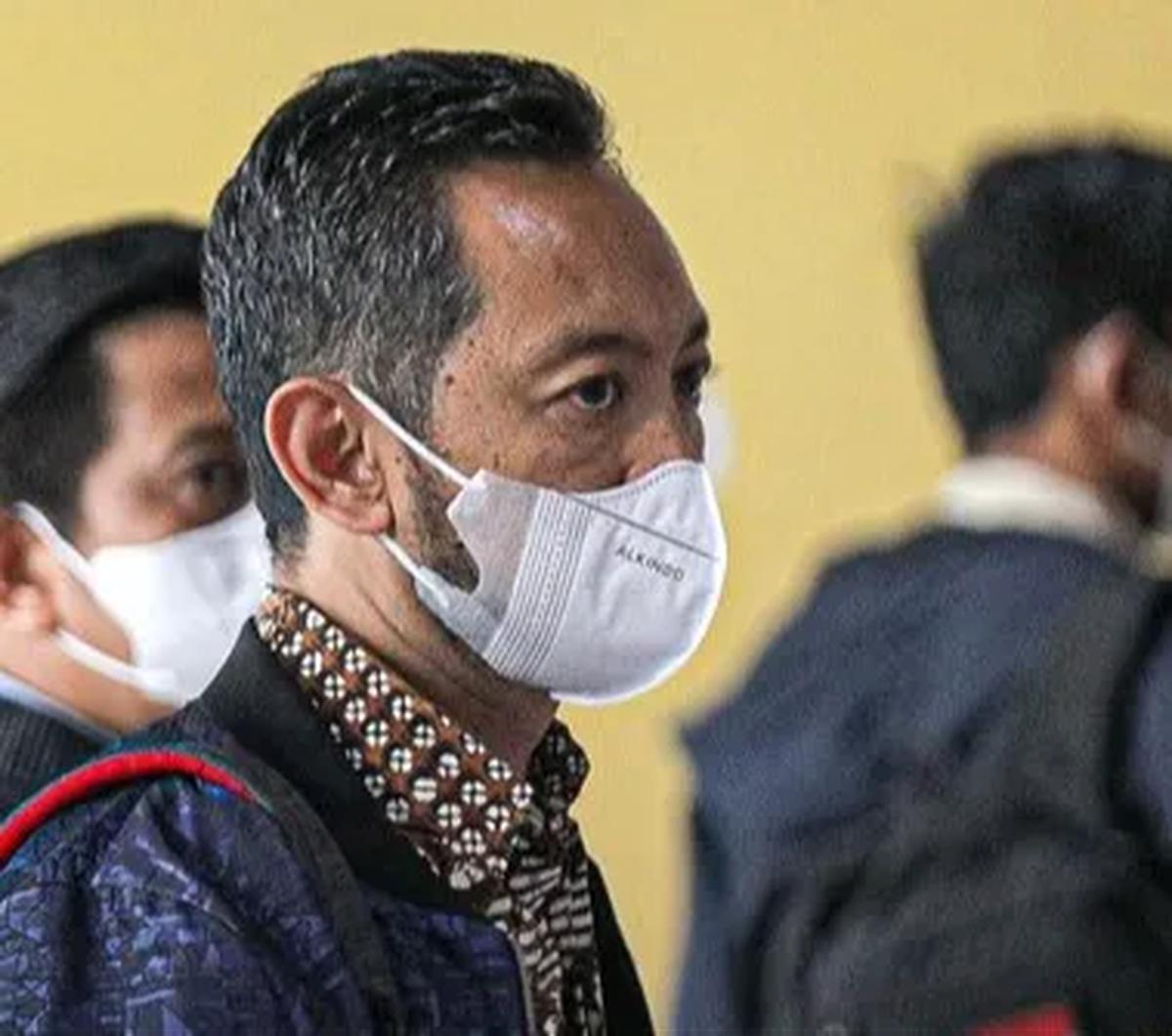 Menurut Alex, setiap rekomendasi yang dibuat dan disampaikan Andhi diduga menyalahi aturan kepabeanan termasuk para pengusaha yang mendapatkan izin ekspor-impor yang tidak berkompeten.