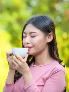 Ilustrasi Perempuan Meminum Secangkir Teh Credit: Freepik