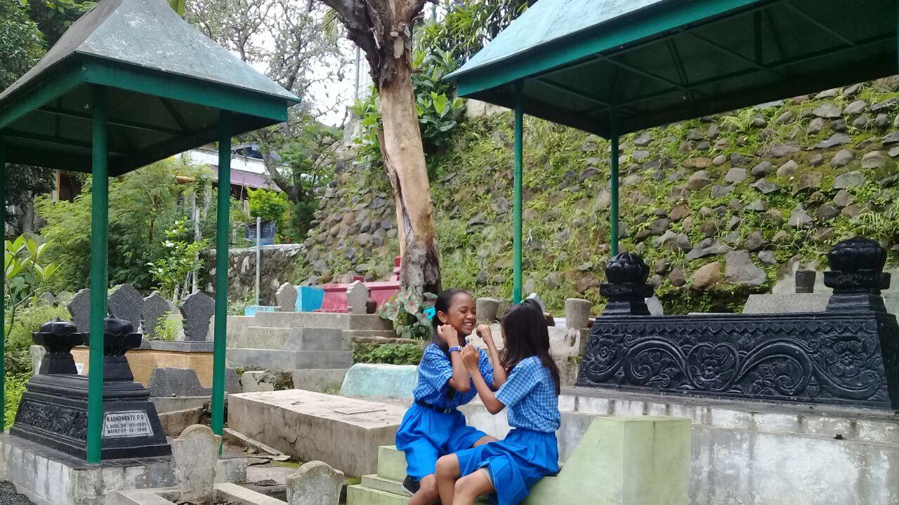Asyiknya Bersekolah Dikelilingi Ratusan Batu Nisan