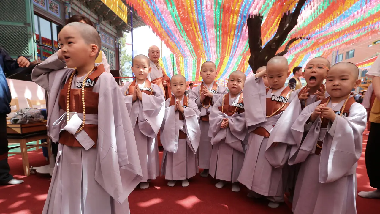 Tingkah Lucu Para Biksu Cilik Rayakan Kelahiran Buddha