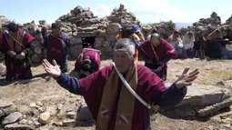 Penduduk asli suku Aymara berdoa pada hari puasa sebagai ritual meminta hujan di Gunung Suci Inca Pucara, Chiquipata, Bolivia, Rabu (16/11/2022). Penduduk dataran tinggi La Paz mengatakan rendahnya curah hujan yang terjadi sejak September membuat mereka tidak bisa menanam kentang, buncis, dan kacang polong. (AP Photo/Juan Karita)