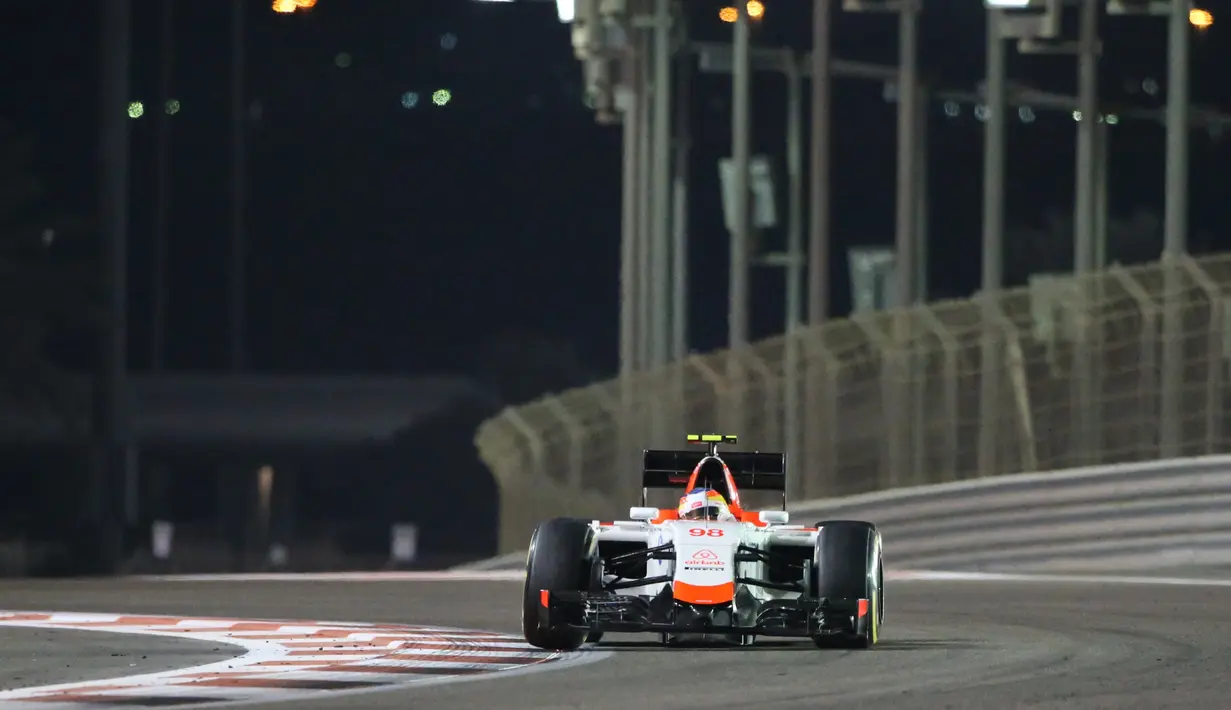 Pebalap Spanyol Roberto Merhi dari F1 Team Manor saat sesi latihan di Abu Dhabi 27 November 2015. Manor kini resmi mempunyai dua pebalap, Pascal Wehrlein dari Jerman dan Rio. Keduanya sama-sama pendatang baru di F1. (AFP PHOTO / KARIM SAHIB)
