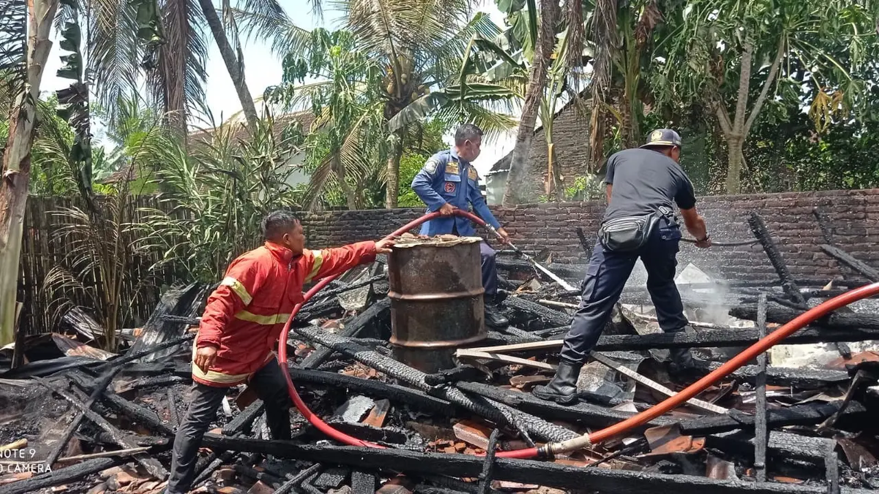 Petugas pemadam kebakaran terus berupaya memadamkan api di puing-puing  sisa kebakaran  rumah Marsimin. (Istimewa)