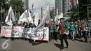 Mahasiswa berjalan menuju Kemendikbud saat aksi unjuk rasa memperingati Hardiknas, Jakarta, Senin (2/5). Mereka mendesak pemerintah untuk memberikan pendidikan gratis dan berkualitas serta dapat diakses seluruh rakyat. (Liputan6.com/Gempur M Surya)