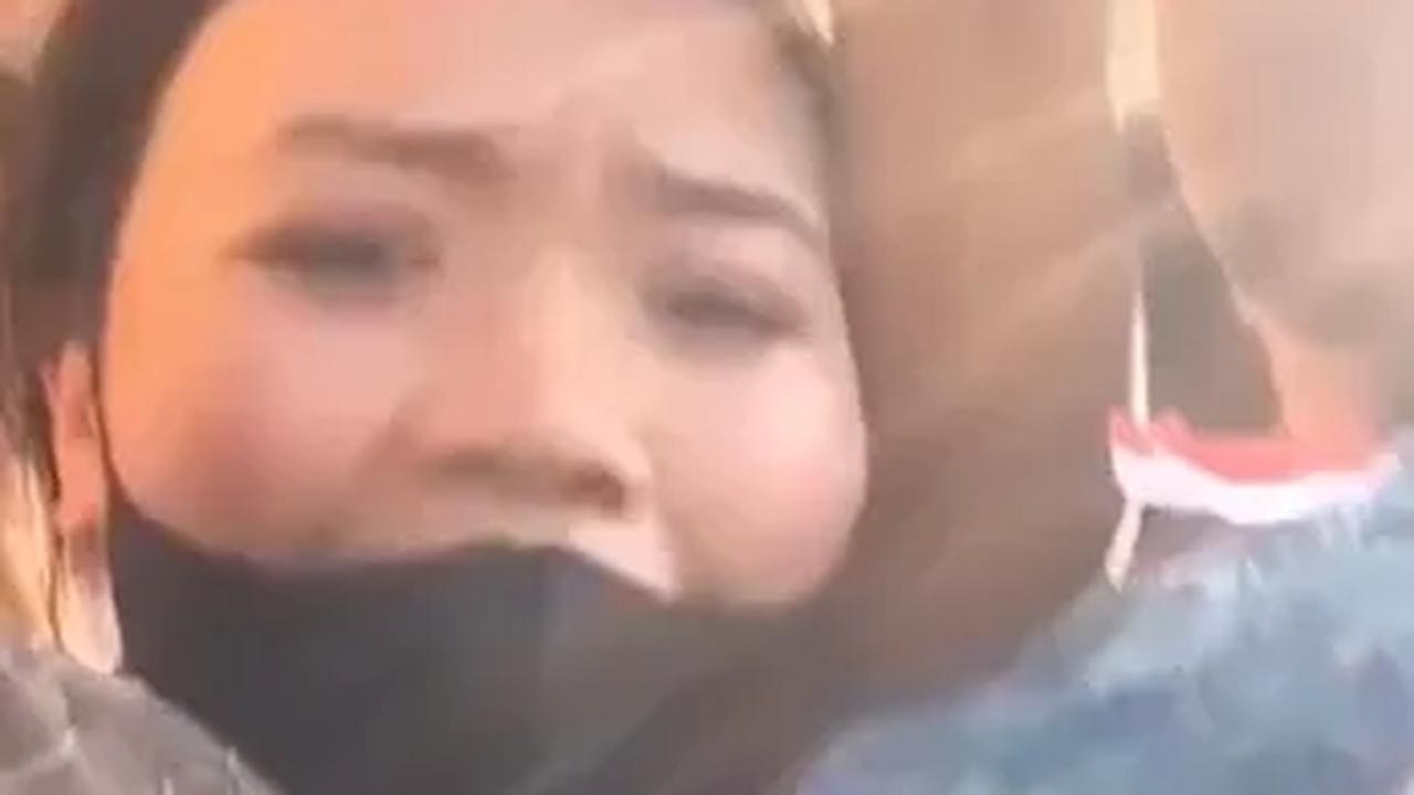 Wanita tersebut berteriak antusias sambil membawa ponselnya dan memanggil nama Presiden.