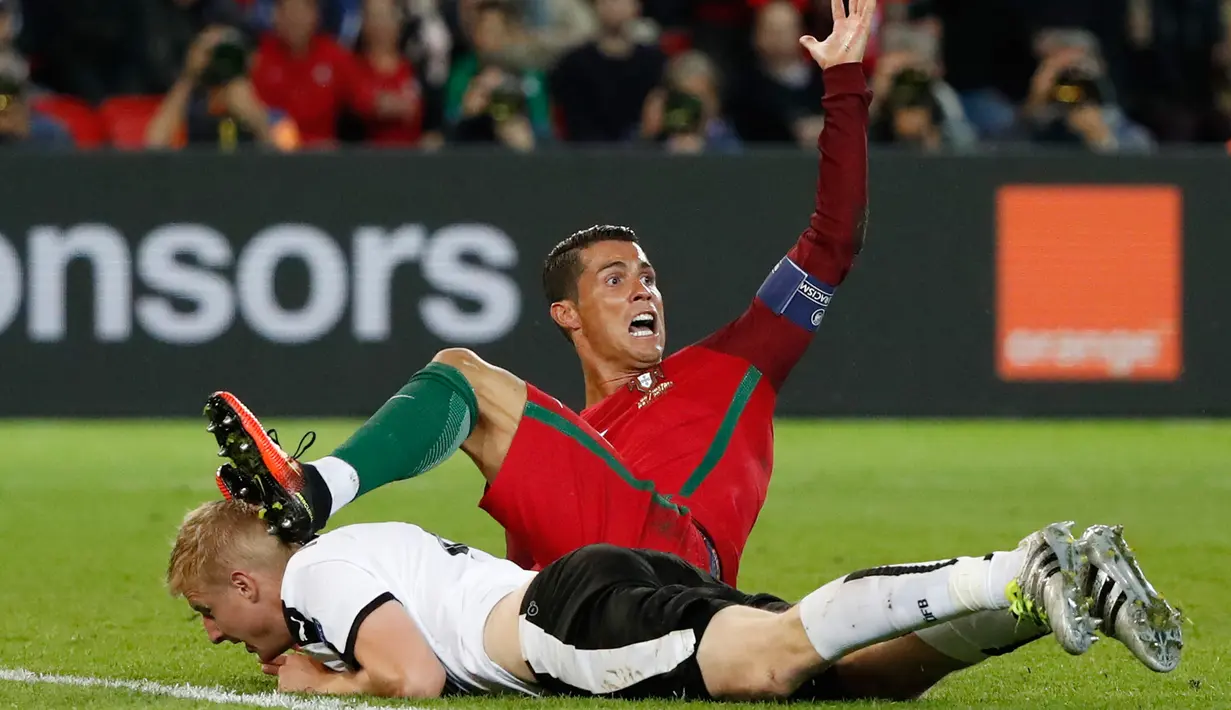 Penyerang Portugal Cristiano Ronaldo saat melakukan protes kepada wasit saat dijatuhkan pemain Austria saat pertandingan lanjutan piala Eropa 2016 grup F di Parc des Princes, Prancis, (19/6). (REUTERS/Christian Hartmann)