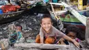 Anak-anak bermain dan tertawa ketika diambil fotonya di kawasan Kampung Nelayan Cilincing, Jakarta Utara Rabu (8/2). (Fery Pradolo/Liputan6.com)