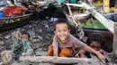 Anak-anak bermain dan tertawa ketika diambil fotonya di kawasan Kampung Nelayan Cilincing, Jakarta Utara Rabu (8/2). (Fery Pradolo/Liputan6.com)