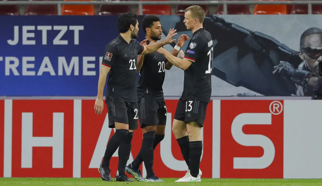 Pemain Jerman Serge Gnabry (tengah) merayakan golnya ke gawang Rumania dengan rekan setimnya Ilkay Gundogan (kiri) dan Lukas Klostermann pada pertandingan Grup J kualifikasi Piala Dunia 2022 di Stadion National Arena, Bucharest, Rumania, Minggu (28/3/2021). Jerman menang 1-0. (AP Photo/Vadim Ghirda)