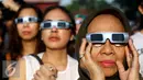 Warga mengunakan kacamata khusus menyaksikan proses Gerhana Matahari Total (GMT) 2016 di halaman Taman Ismail Marzuki (TIM), Jakarta, Rabu (9/3). Di Jakarta, gerhana matahari terjadi sebesar 88,76 persen selama sekitar 2. (Liputan6.com/Fery Pradolo)