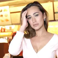 Sebagai ibu baru, ia tengah menikmati keseruan bersama buah hatinya yang kini berusia dua bulan. Meski kurang tidur, ia mengungkapkan saat bersama buah hati merupakan momen yang menyenangkan. (Galih W. Satria/Bintang.com)