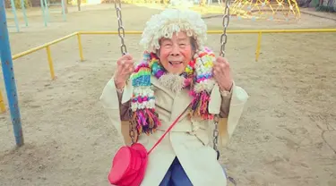 Emiko (93) nenek asal Jepang menjadi model untuk pakaian yang dibuat oleh cucunya. Sang cucu, Chinami Mori seringkali membuat pakaian warna cerah dan pelangi yang ia buat dengan teknik tenun khusus yang disebut Saori. (mymodernmet.com)