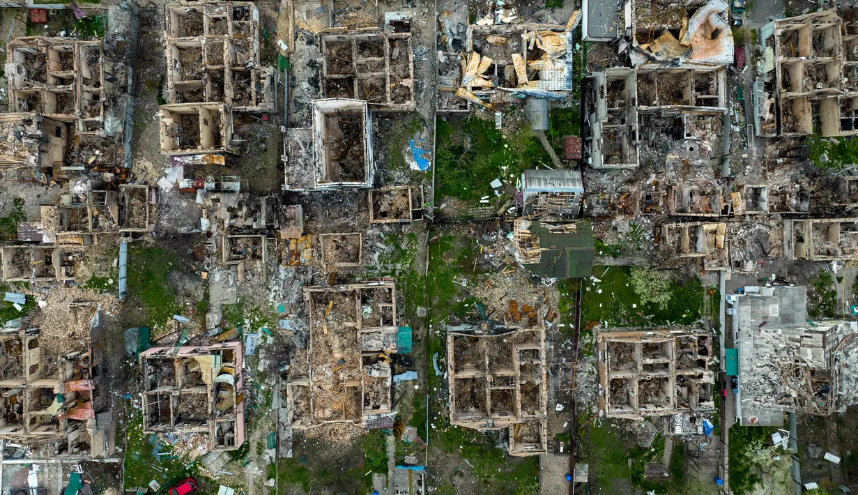 Kondisi rumah-rumah yang hancur di Irpin, pinggiran Kiev, Ukraina, 30 April 2022. Beberapa hari lagi, invasi Rusia ke Ukraina tepat berusia satu tahun pada 24 Februari tahun ini. (AP Photo/Emilio Morenatti, File)