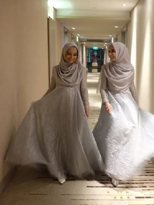 [Bintang] Siap-siap Jadi Bridesmaid Hijab yang Super Stunning dengan Inspirasi Gaya Busana Duo Sungkar Ini