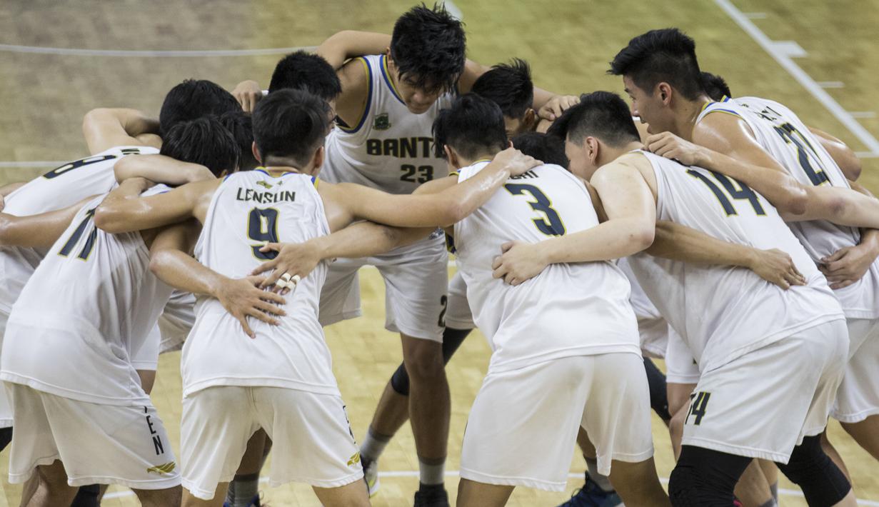 Para pemain Banten merayakan kemenangan atas Jawa Tengah pada laga final Pomnas XVI 2019 di GOR Soemantri Brodjonegoro, Jakarta, Selasa (24/9). Banten menang 90-68 atas Jateng. (Bola.com/Vitalis Yogi Trisna)