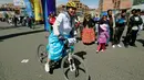 Peserta melewati garis finish dalam balapan sepeda Cholita dimulai di El Alto, La Paz, Bolivia (29/10). Balapan ini hanya diikuti oleh wanita yang mengenakan rok warna-warni tradisional setempat. (Reuters/David Mercado)