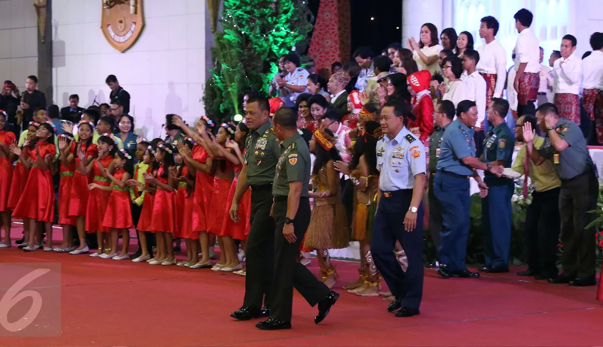 Panglima TNI, Jenderal Gatot Nurmantyo berjalan bersama KSAD, Jenderal Mulyono usai menghadiri perayaan Natal Bersama TNI di GOR Ahmad Yani, Mabes TNI, Jakarta, Rabu (11/1). 3.000 prajurit dan PNS hadir. (Liputan6.com/Helmi Fithriansyah)