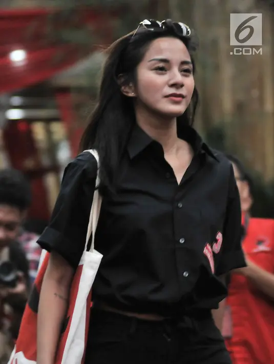 Artis Kirana Larasati memperagakan Atribut Milenial di Kantor DPP PDIP, Jakarta, Kamis (20/9). Peluncuran Atribut Milenial untuk kampanye Pemilu 2019 ini diperagakan langsung oleh para kader. (Merdeka.com/ Iqbal S. Nugroho)