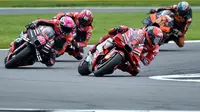 Aleix Espargaro finis di depan pembalap Ducati Lenovo Francesco Bagnaia yang menempati posisi kedua dengan waktu 40 menit 40.367 detik. (AP Photo/Rui Vieira)