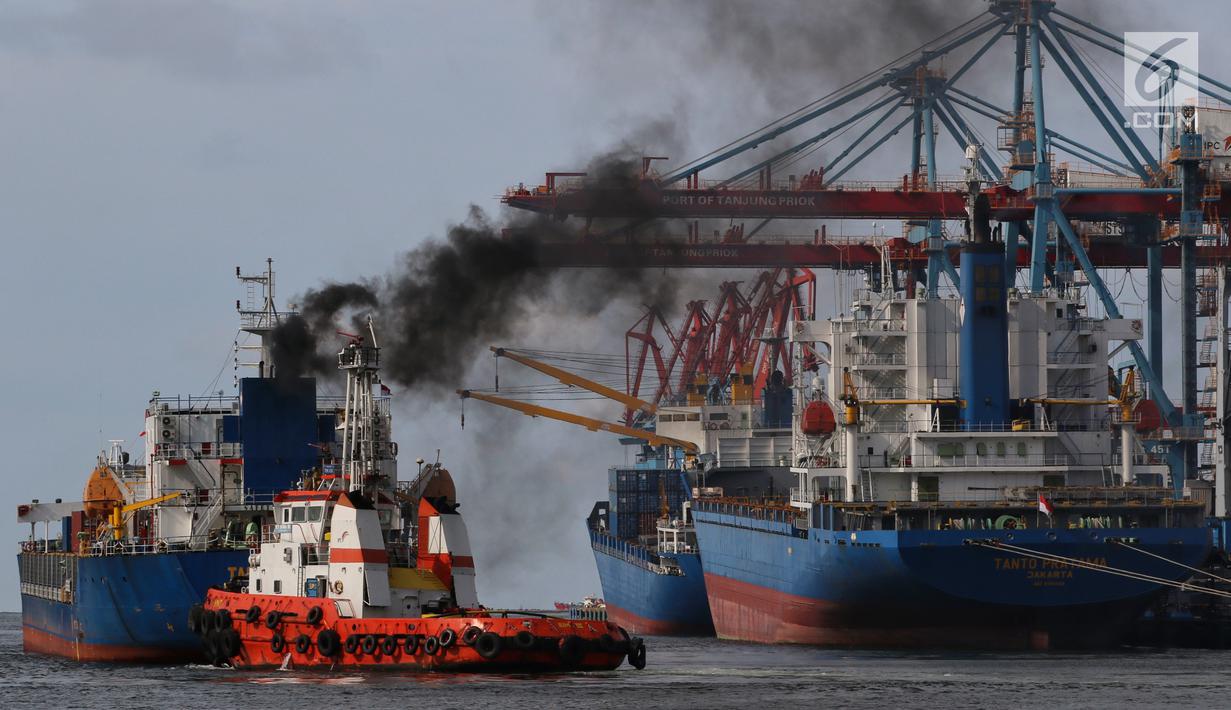 Kapal pandu atau tunda menarik kapal besar setelah mendapatkan order dari aplikasi MOS di Pelabuhan Tanjung Priok, Jakarta (12/2). Aplikasi MOS berhasil menekan biaya dan waktu operasional menjadi lebih cepat hemat dan mudah. (Liputan6.com/Johan Tallo)