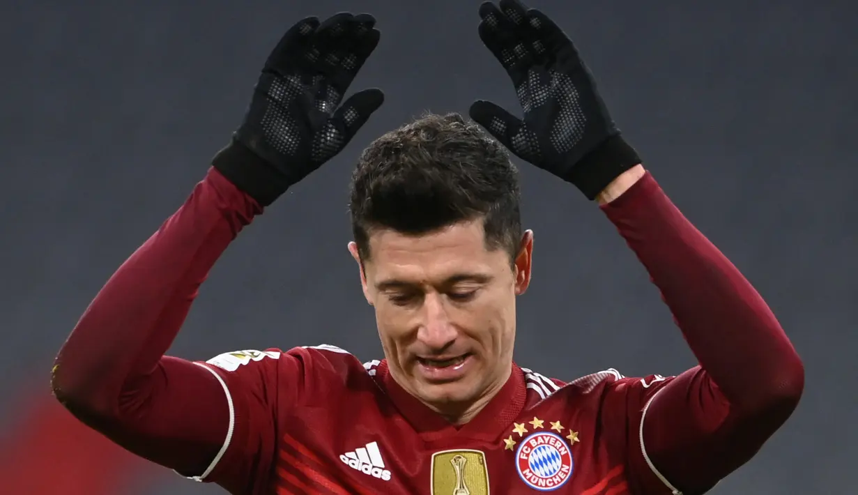 Robert Lewandowski kini resmi menjadi pencetak gol terbanyak Bundesliga dalam satu tahun kalender. Lewandowski sudah membukukan 43 gol, melampaui rekor yang sebelumnya dipegang legenda sepakbola Jerman Gerd Mueller pada 1972. (AFP/Christof Stache)