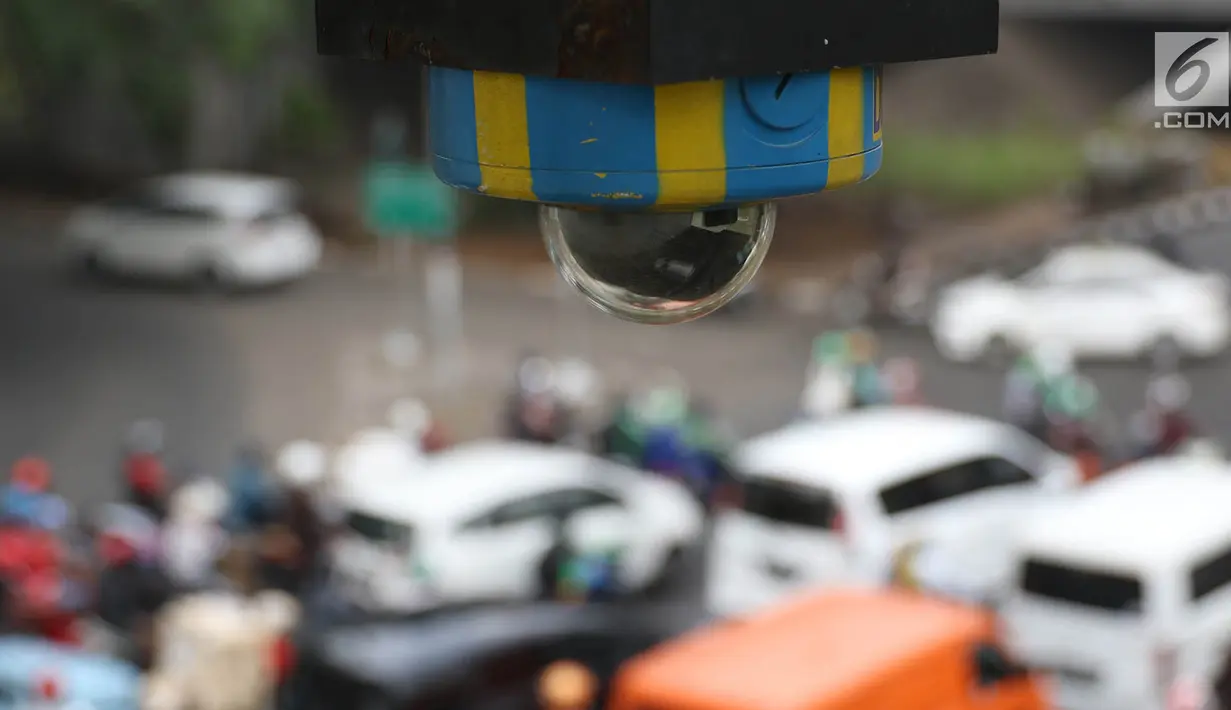 Closed Circuit Television (CCTV) terpasang di jembatan penyeberangan orang, Jalan Otista, Jakarta, Kamis (14/9). Dengan adanya pemantauan arus melalui CCTV ini, petugas akan lebih mudah melakukan sanksi bagi pengendara. (Liputan6.com/Immanuel Antonius)