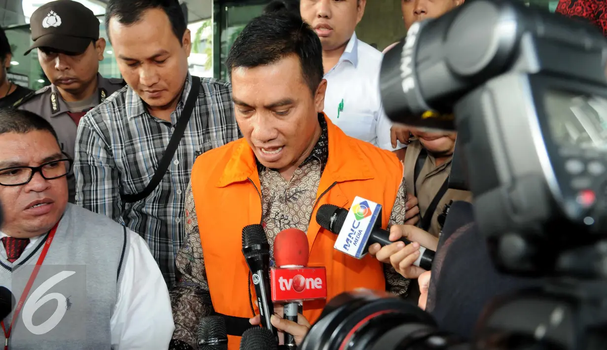 Bupati Rokan Hulu, Suparman mengenakan rompi tahanan usai menjalani pemeriksaan di gedung KPK, Jakarta, Selasa (7/6). (Liputan6.com/Helmi Afandi)