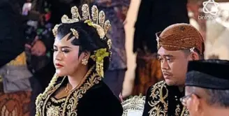 Bobby Nasution dan Kahiyang Ayu resmi menjadi pasangan suami istri. Akad nikah digelar di Graha Saba, Solo, Jawa Tengah (11/8).