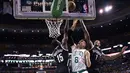 Pemain Boston Celtics, Jonas Jerebko (tengah) dihimpit dua pemain Brooklyn Nets pada laga NBA preseason basketball game, Boston, Selasa (18/10/2016) WIB. Celtics menang atas Nets 120-99. (AP/Charles Krupa)