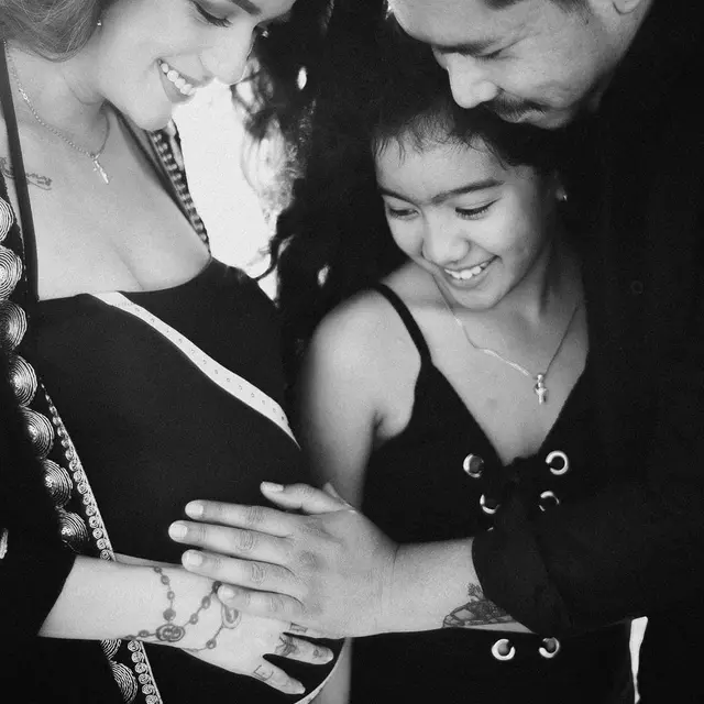 Hamil Anak Keempat, Ini 7 Potret Maternity Shoot Sheila Marcia