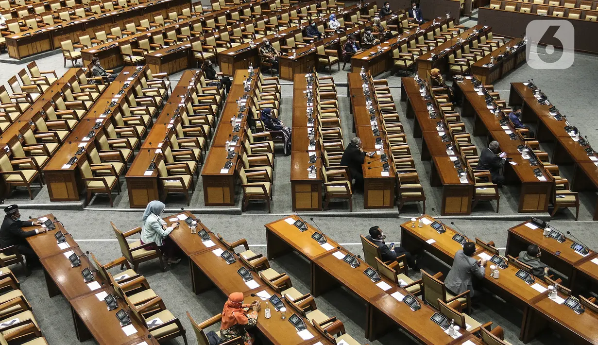 Anggota dewan mengikuti Rapat Paripurna Penutupan Masa Sidang II yang digelar secara virtual maupun fisik di Gedung Nusantara II, Jakarta, Jumat (11/12/2020). Ketua DPR Puan Maharani menyampaikan beberapa hal terkait kinerja DPR mengenai Prolegnas Prioritas 2021. (Liputan6.com/Johan Tallo)