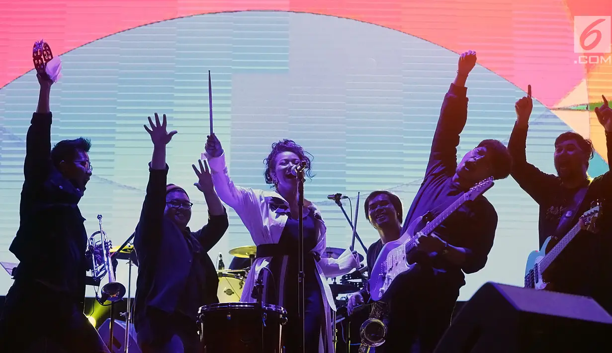 Yura Yunita (tengah) saat tampil dalam acara Balkonjazz Festival 2019 di Balkondes Tuksono, Borobudur, Magelang, Jawa Tengah, Sabtu (14/9/2019). Saking asyiknya, Yura ikut berjoget dengan beberapa pemain musik di atas panggung. (Fimela.com/Bambang Ekaros Purnama)