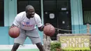 Legenda NBA, Jason Richardson, memberikan pelatihan kepada siswa SMA 82 Jakarta, Kamis (28/3). Kunjungan peraih dua gelar juara kontes slamdunk NBA tersebut merupakan bagian dari rangkaian program Jr NBA. (Bola.com/M Iqbal Ichsan)