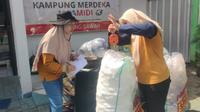 Untuk mendorong kepedulian lingkungan dan pemberdayaan ekonomi masyarakat lewat pengelolaan sampah, PT Midi Utama Indonesia Tbk (Alfamidi) meresmikan program ‘Kampung Merdeka’ di RW 05 Srengseng Sawah, Jakarta Selatan berkolaborasi dengan Bank Sampah Sakura. Sebuah komunitas yang aktif dalam pengelolaan sampah berbasis masyarakat.