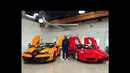 Petinju dunia, Flyod Mayweather berpose di antara dua mobil mewah miliknya. (instagram.com/floydmayweather)