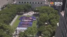 Berita video Barcelona melanjutkan tur di Amerika Serikat tepatnya di kota New York dan memamerkan sebuah mural berbentuk jersey raksasa.