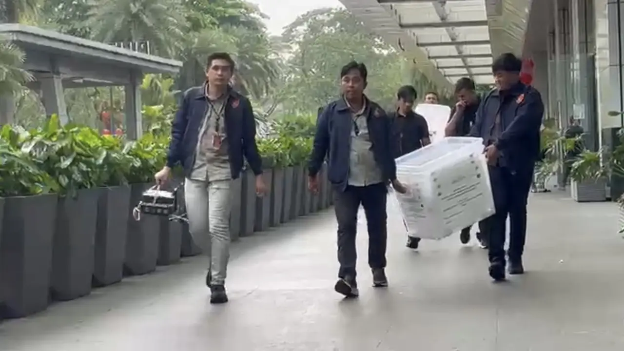 Polisi geledah kantor sekuritas. (Liputan6.com/Ady Anugrahadi)