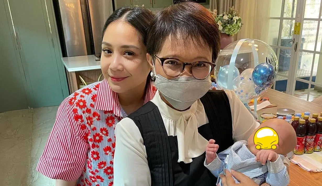 Menlu Retno Marsudi ajak cucunya jenguk baby Rayyanza. (Sumber: Instagram/raffinagita1717)