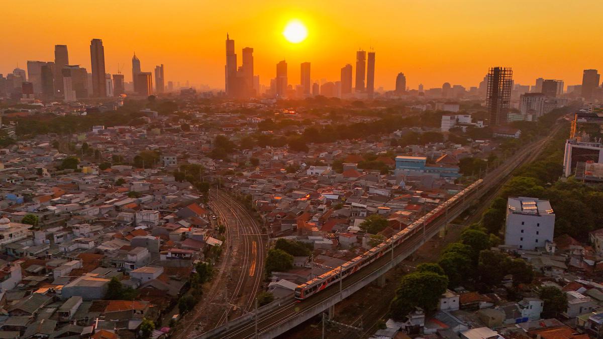 Indahnya Matahari Jelang Terbenam di Kota Jakarta